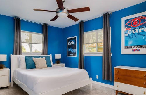 Parker Lane House | Free Parking, 2br, East Riverside - Aqua Blue