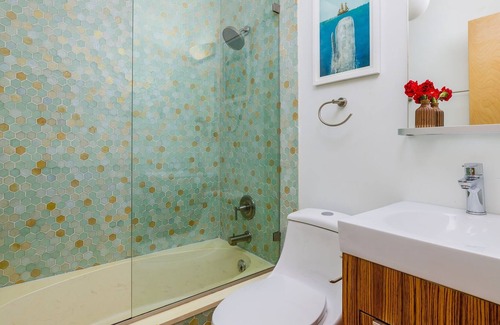 Parker Lane House | Free Parking, 2br, East Riverside - Aqua Blue