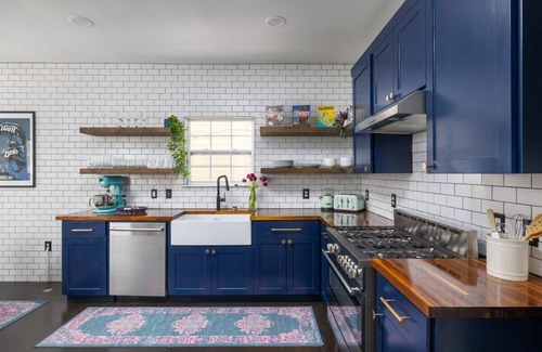 Central East Austin House | Free Parking, 3br, East Side - Red Door by Portoro