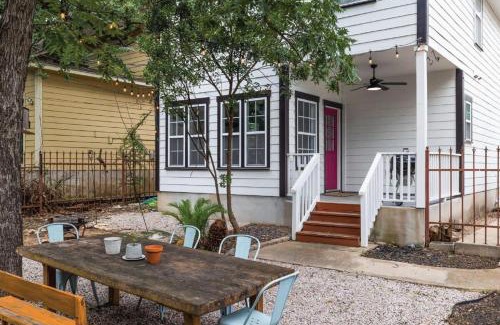 Central East Austin House | Free Parking 3br East Side - Red Door by Portoro