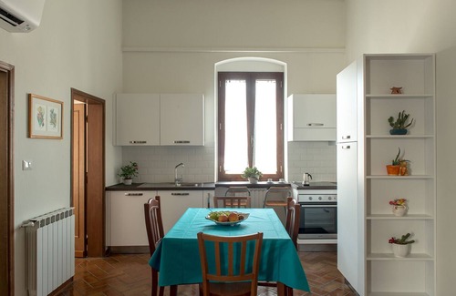 Oltrarno House | Free parking along the street. Wifi. AC.