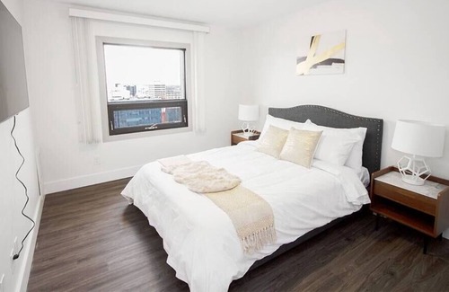 Downtown Winnipeg Apartment | Free Parking and Wi-Fi! Two-bedroom Downtown Suite