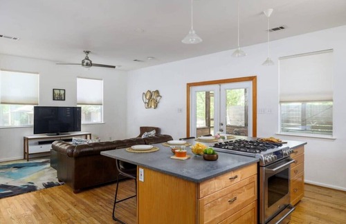 Central East Austin House | Free Parking, East Austin | Corner Cabin - Portoro