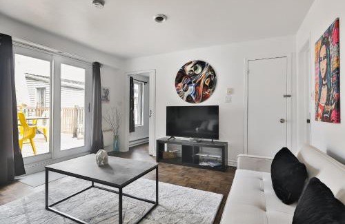 Ville-Marie Apartment | FREE PARKING - Full APARTMENT - 5 min walk to METRO - CENTRAL LOCATION