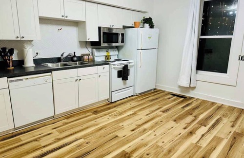 Italian Village House | Free Parking - King Bed - Short North - Convention