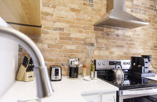Short North Apartment | Free Parking | King Bed