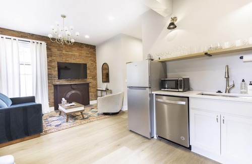 Short North Apartment | Free Parking | King Bed