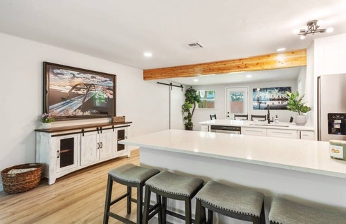 Franklin Park House | Free Parking, Kings Beds, 3 br, South Austin