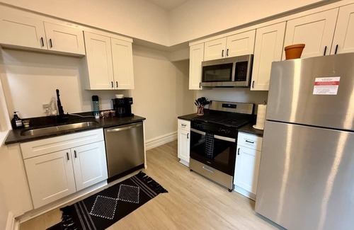 Victorian Village House | Free Parking – PRIME Location – Top Rated