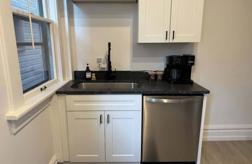 Victorian Village House | Free Parking – PRIME Location – Top Rated