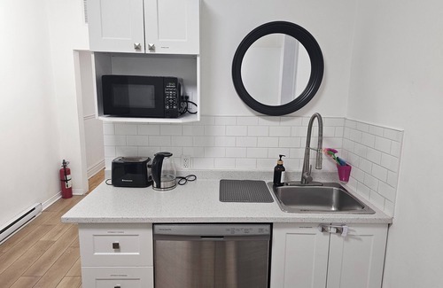 Hochelaga Apartment | Free Parking, Private Terrace, Tea Lounge, Harry Potter