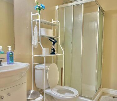 Ottawa Division House | Free parking quiet room close to college