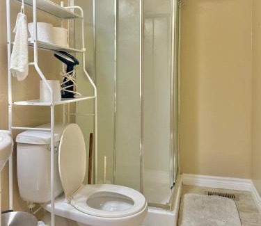Ottawa Division House | Free parking quiet room close to college