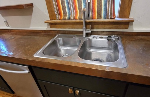 Iron Horse House | Free Parking! Steps to UA +Downtown. 3 BR 2 BA, Full Kitchen, Laundry, Fire pit.
