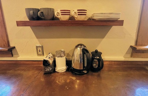 Iron Horse House | Free Parking! Steps to UA +Downtown. 3 BR 2 BA, Full Kitchen, Laundry, Fire pit.