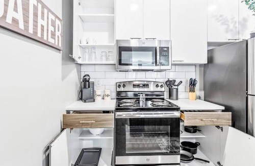 Downtown Kansas City Apartment | Free Parking Views StreetCar Downtown Location