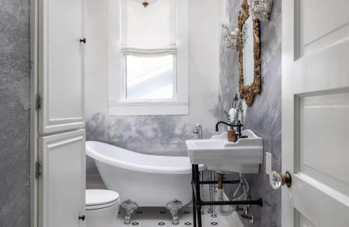 Zilker House | Free Parking Walk to Zilker and Barton - Craftsman