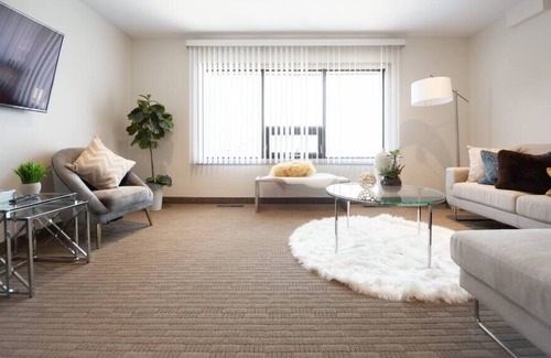 Downtown Winnipeg Apartment | Free Parking & Wi-Fi! Downtown One Bedroom Suite