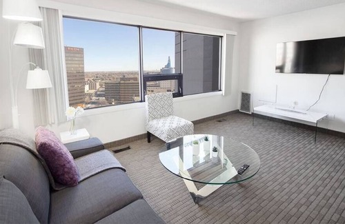 Downtown Winnipeg Apartment | Free Parking & Wi-Fi! One-bedroom Suite