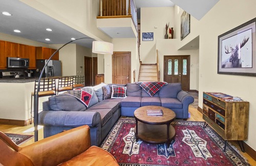 The Highlands House | Free SkyCard Act-Close to Town, Hot Tub, Mountain Views-Highland Greens Oak Retr