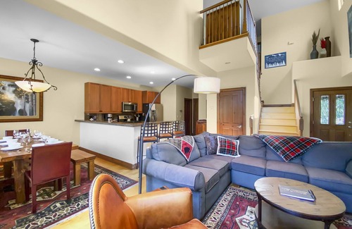 The Highlands House | Free SkyCard Act-Close to Town, Hot Tub, Mountain Views-Highland Greens Oak Retr