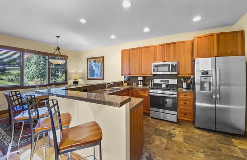 The Highlands House | Free SkyCard Act-Close to Town, Hot Tub, Mountain Views-Highland Greens Oak Retr