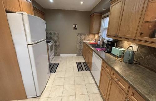 Downtown Mississauga House | FREE STAY HURRY-RAMADAN SPECIAL-Only Applicable Taxes & Fee
