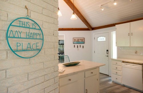 Enchanted Oaks House | FREE Swim Hot Tub! Nestled in the Trees on Cedar Creek Lake