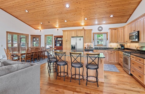 Houston House | Free the Happy at Smith Lake