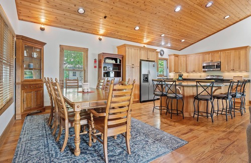 Houston House | Free the Happy at Smith Lake