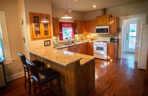 New Braunfels House | Free tubes. Schlitterbahn is a 3-minute drive. Walk to the Comal River.