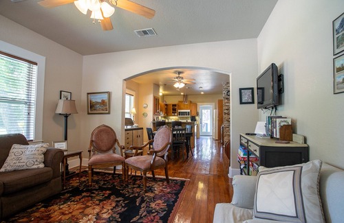 New Braunfels House | Free tubes. Schlitterbahn is a 3-minute drive. Walk to the Comal River.
