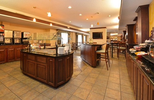 West Des Moines Condo | Free Wi-Fi, Indoor Pool and Hot Tub | Free Breakfast + Fireplace