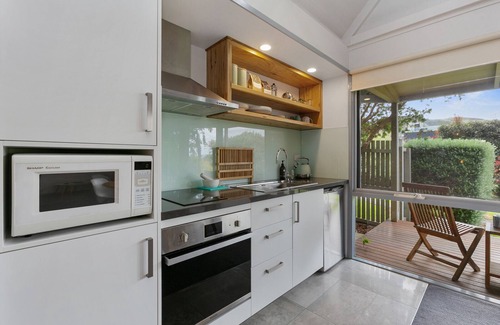 Apollo Bay Apartment | FREE WiFi Apollo Bay Beach Hut Oceanview