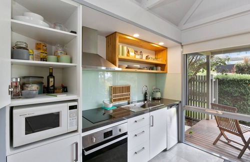 Apollo Bay Apartment | FREE WiFi Apollo Bay Beach Hut Oceanview