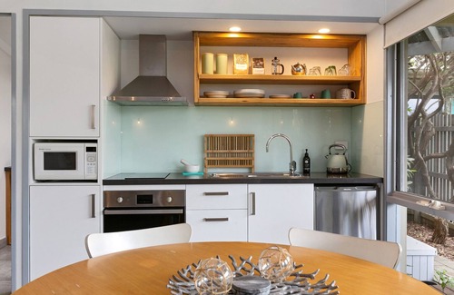 Apollo Bay Apartment | FREE WiFi Apollo Bay Beach Hut Oceanview