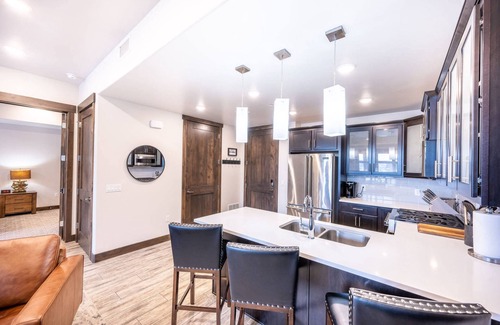 Park City Condo | *Free Zip Line Tours* Blackstone at Canyons – Perfect Park City Getaway | Pool | Hot Tub | Fireworks