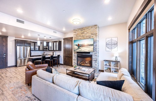 Park City Condo | *Free Zip Line Tours* Blackstone at Canyons – Perfect Park City Getaway | Pool | Hot Tub | Fireworks
