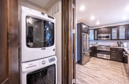 Park City Condo | *Free Zip Line Tours* Blackstone at Canyons – Perfect Park City Getaway | Pool | Hot Tub | Fireworks
