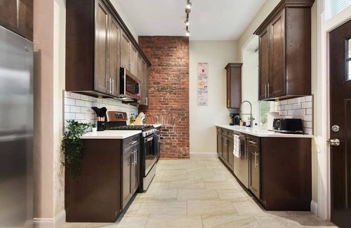 Point Breeze North Apartment | FreeParking+BBQ+Netflix Near Shops in East Liberty