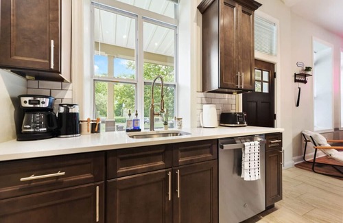 Point Breeze North Apartment | FreeParking+BBQ+Netflix Near Shops in East Liberty