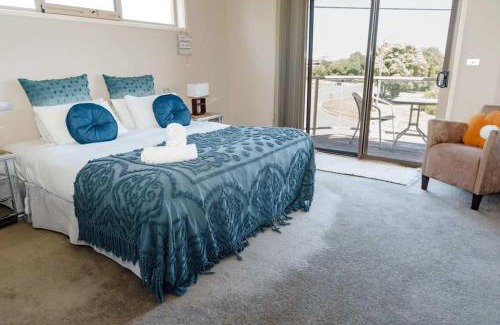 Port Campbell House | Freestanding house with ocean view