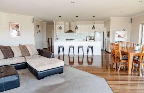 Port Campbell House | Freestanding house with ocean view