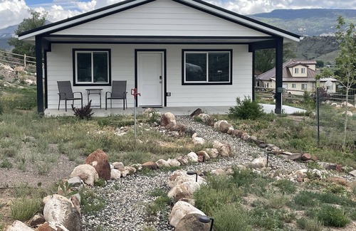 Fremont House | Fremont Casita mountain view property backed up to Fish Lake National Forest.