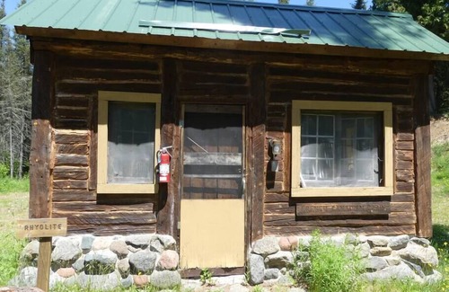 Isabella House | French-Canadian Cabin - Cozy Rustic Getaway