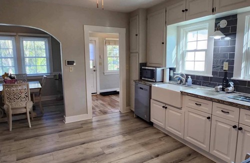 Rio Linda Cottage | French country home on 10 acres, near Int. airport