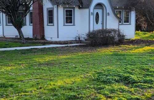 Rio Linda Cottage | French country home on 10 acres, near Int. airport