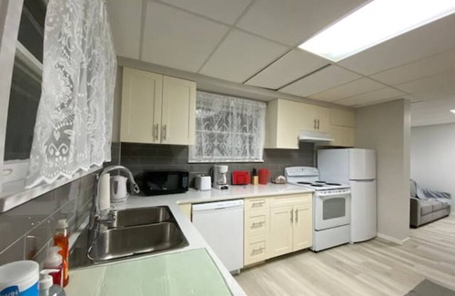 Winnipeg House | French district Main floor of the duplex house - clean and quiet - Pet Friendly!