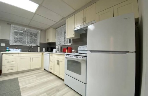 Winnipeg House | French district Main floor of the duplex house - clean and quiet - Pet Friendly!