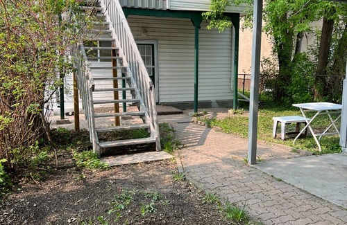 Winnipeg House | French district Main floor of the duplex house - clean and quiet - Pet Friendly!
